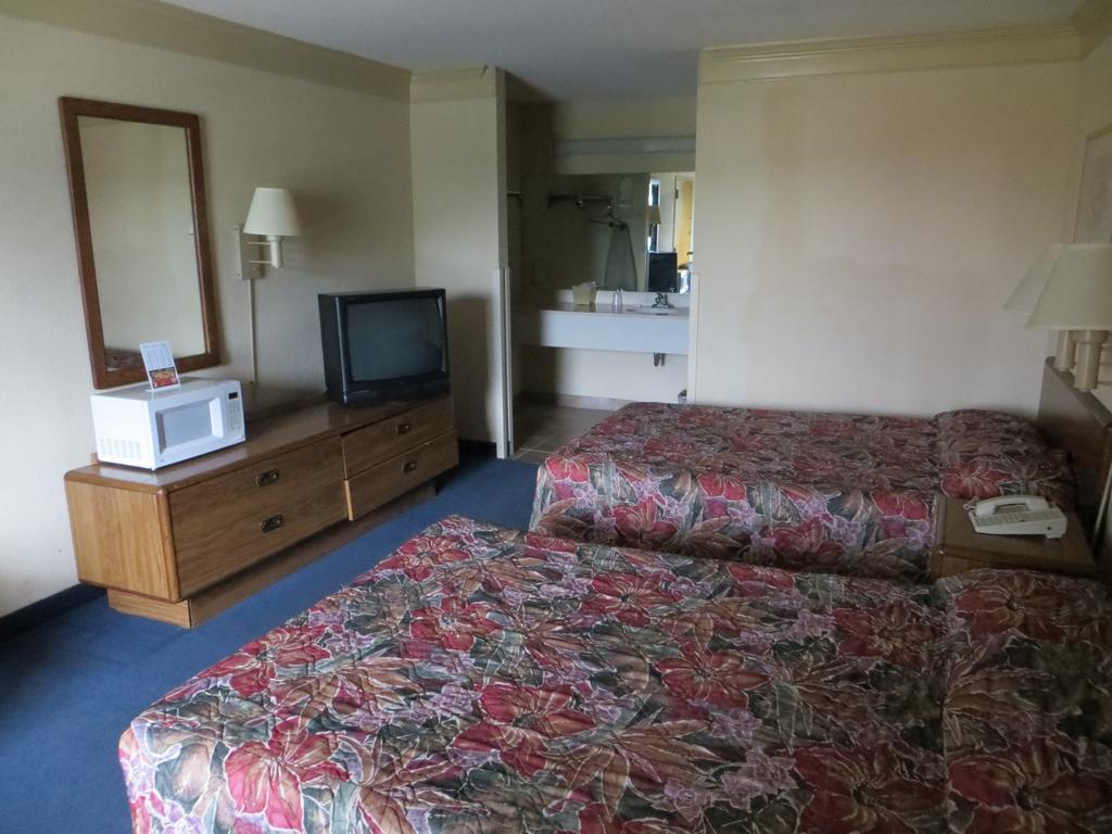 Budgetel Inn & Suites Macon Habitación foto